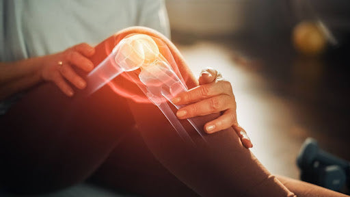 An illustration of a woman experiencing pulsating knee pain.